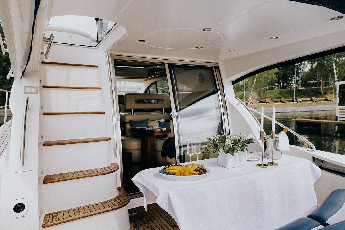 Аренда яхты Galeon 440 в Санкт-Петербурге - стол на корме